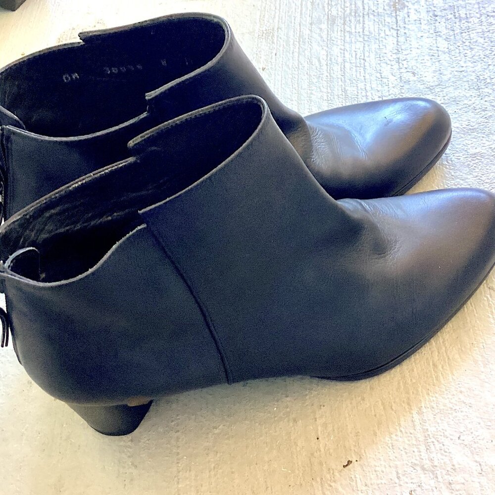 Stuart Weitzman Black Leather Ankle Boots with Gold Detail Heel, Booties Luxury - Picture 11 of 13